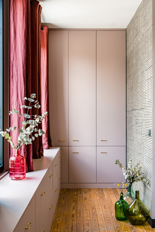 This is an example of a contemporary storage and wardrobe in Bordeaux.