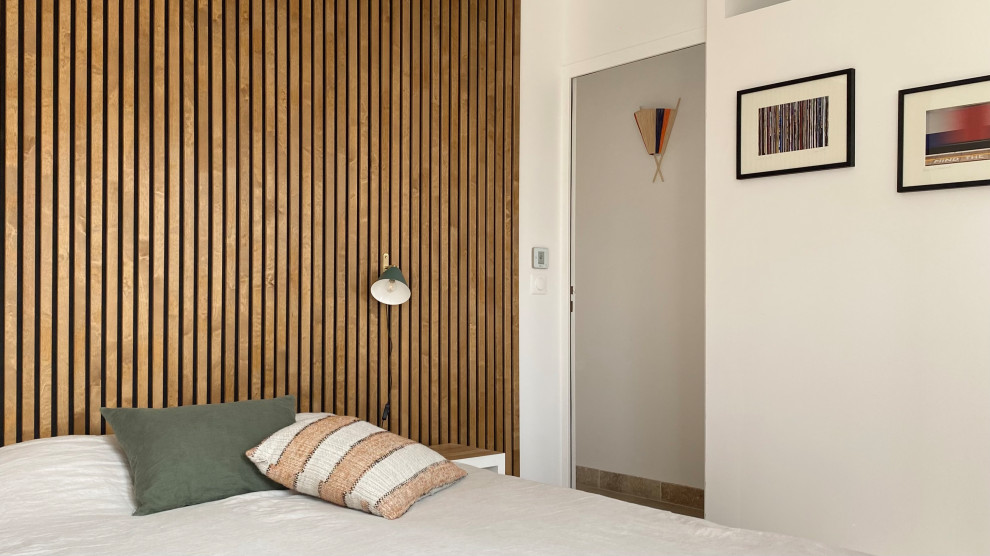 На фото: хозяйская спальня среднего размера в современном стиле с белыми стенами, полом из керамической плитки, бежевым полом и деревянными стенами с