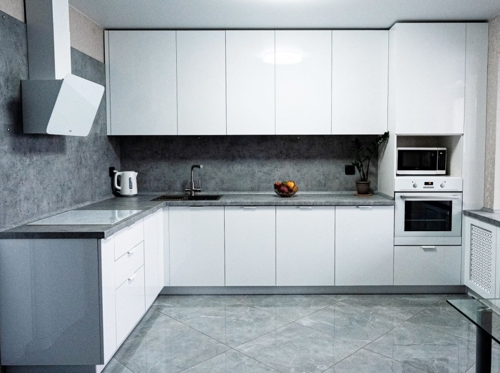Exempel på ett mellanstort modernt grå grått kök, med en undermonterad diskho, släta luckor, vita skåp, grått stänkskydd, vita vitvaror, klinkergolv i keramik och grått golv
