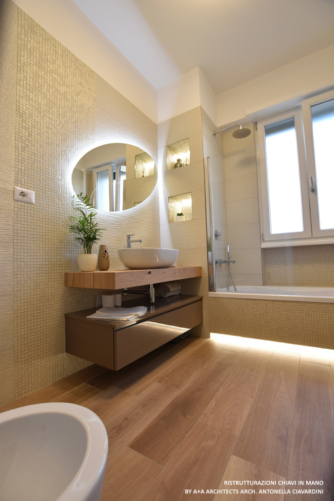 Inspiration för stora moderna en-suite badrum, med öppna hyllor, skåp i ljust trä, ett platsbyggt badkar, en dusch/badkar-kombination, en vägghängd toalettstol, vit kakel, porslinskakel, vita väggar, ett fristående handfat, träbänkskiva och dusch med gångjärnsdörr