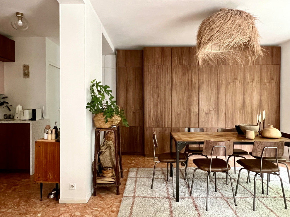 Esempio di una grande sala da pranzo aperta verso il soggiorno mediterranea con pareti bianche, pavimento in marmo, pavimento rosa e pareti in legno