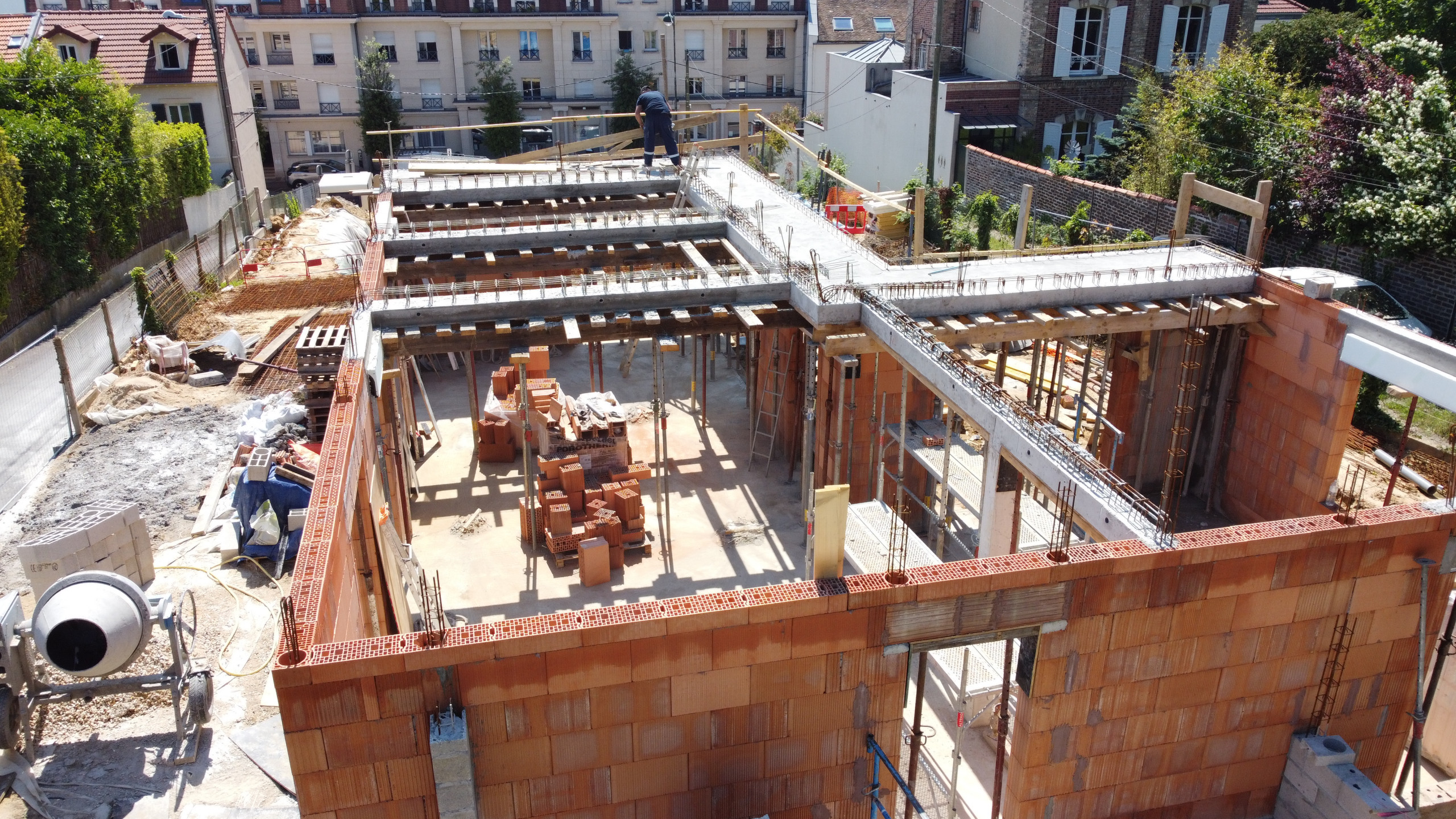 L  - Construction d'une maison - Calme dans la ville