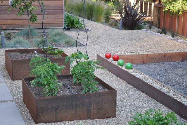 Bocce Ball court contemporary-traedgaard