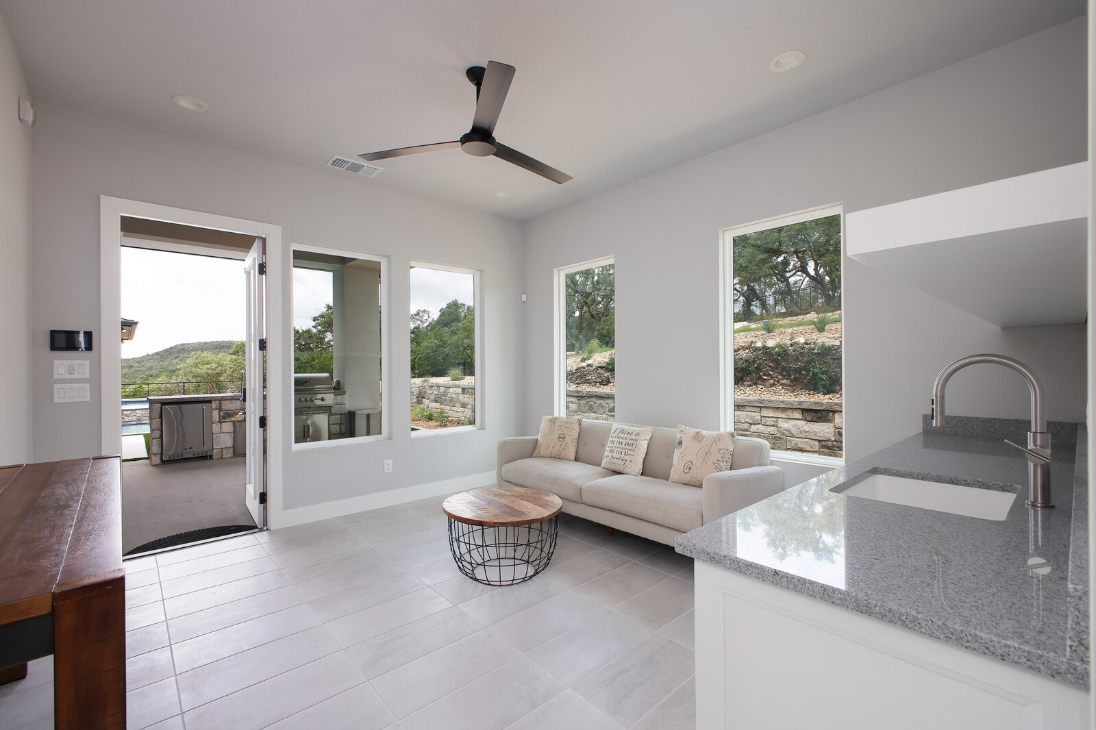 Modern: 4,950 ft², 4 BR/4 BA/2 ST home