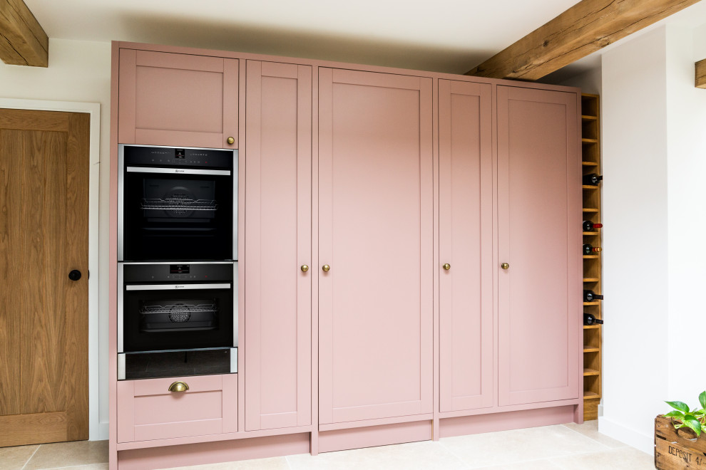 Esempio di una grande cucina design con ante in stile shaker, ante rosa, top in quarzite e top bianco