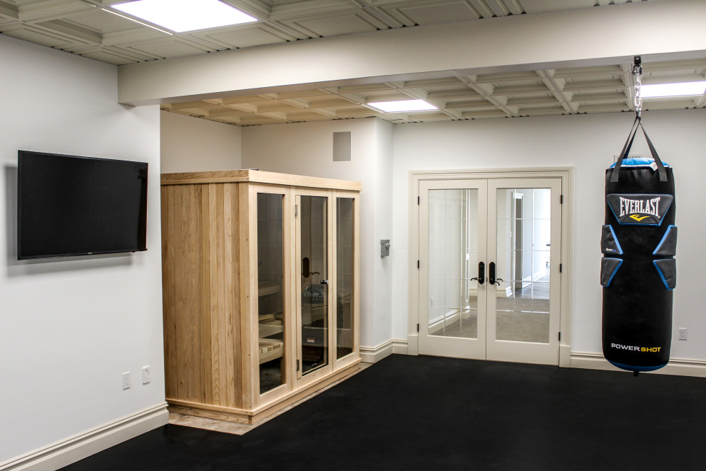 Esempio di una palestra multiuso chic di medie dimensioni con pareti bianche, pavimento nero e soffitto a cassettoni