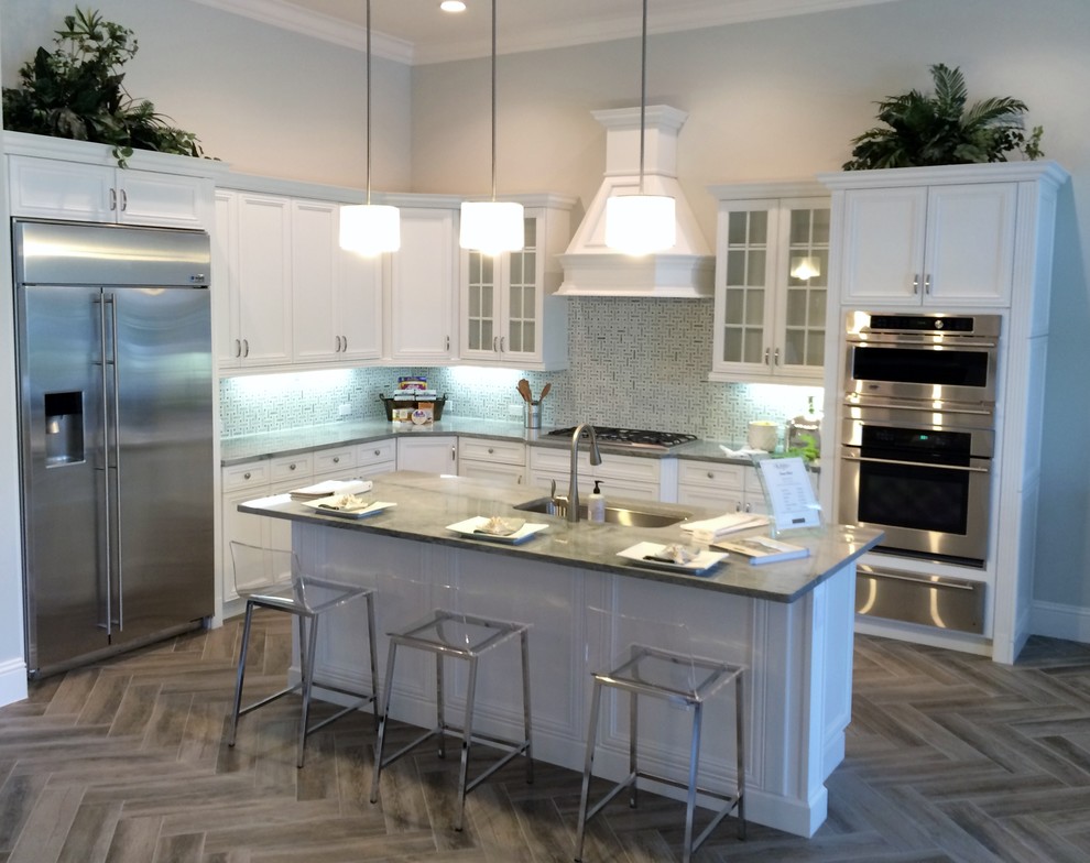 Inspiration for a transitional kitchen remodel in Tampa
