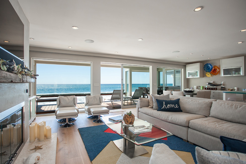 This is an example of a beach style family room in Los Angeles.