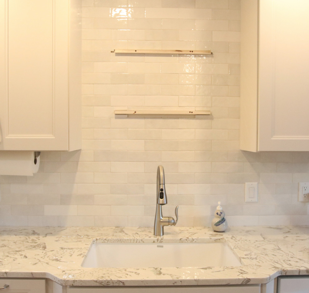 Inspiration for a mid-sized eat-in kitchen remodel with white backsplash and ceramic backsplash