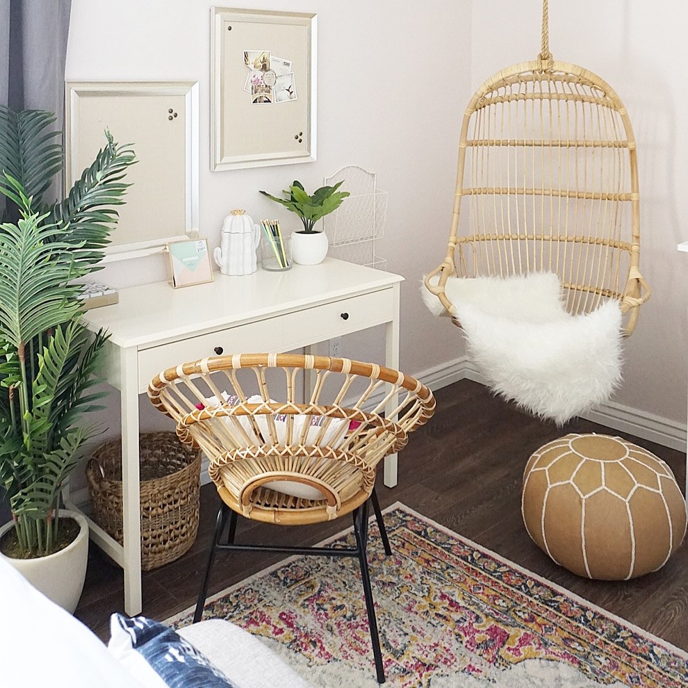 Inspiration for a mid-sized eclectic guest bedroom in Phoenix with pink walls, vinyl floors and brown floor.