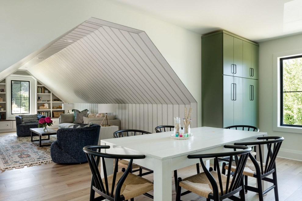 Idée de décoration pour une salle à manger ouverte sur la cuisine design de taille moyenne avec un mur multicolore, un sol en bois brun et aucune cheminée.