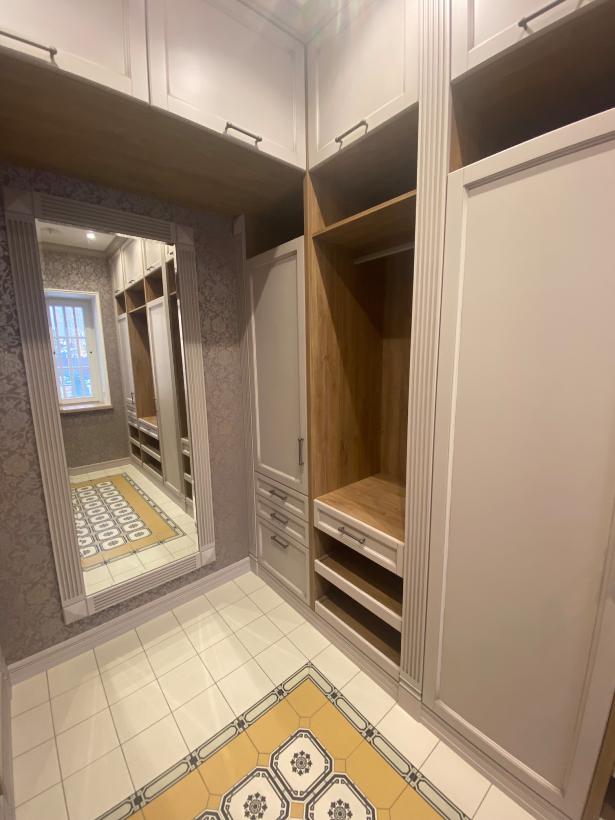 Интерьер гардеробной в загородном доме