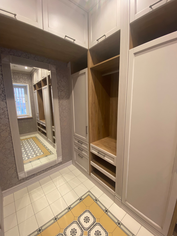 Интерьер гардеробной в загородном доме