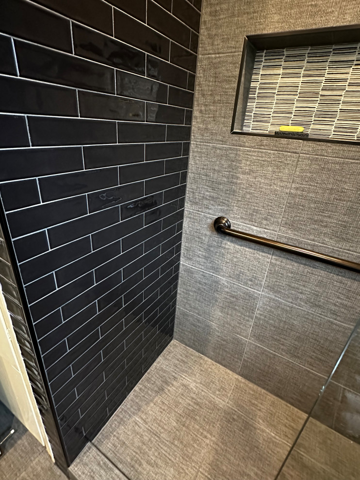 Idéer för ett litet klassiskt badrum med dusch, med en dusch i en alkov, svart kakel, porslinskakel, klinkergolv i porslin, grått golv och dusch med gångjärnsdörr