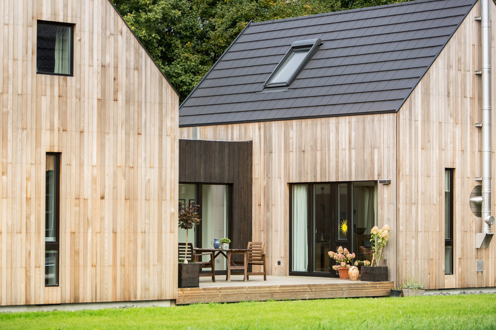 Kleine, Unbedeckte Moderne Terrasse neben dem Haus mit Kübelpflanzen in Hamburg