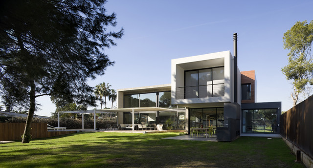 Casas Houzz: Una vivienda nacida de la mezcla de volúmenes contundentes