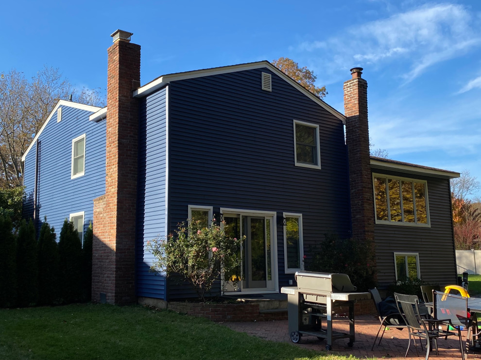 Immagine della facciata di una casa blu con rivestimento in vinile