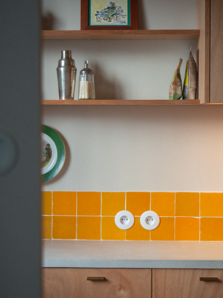 Geschlossene, Mittelgroße Retro Küche ohne Insel in L-Form mit hellbraunen Holzschränken, Arbeitsplatte aus Fliesen, Küchenrückwand in Orange und grauer Arbeitsplatte in Paris