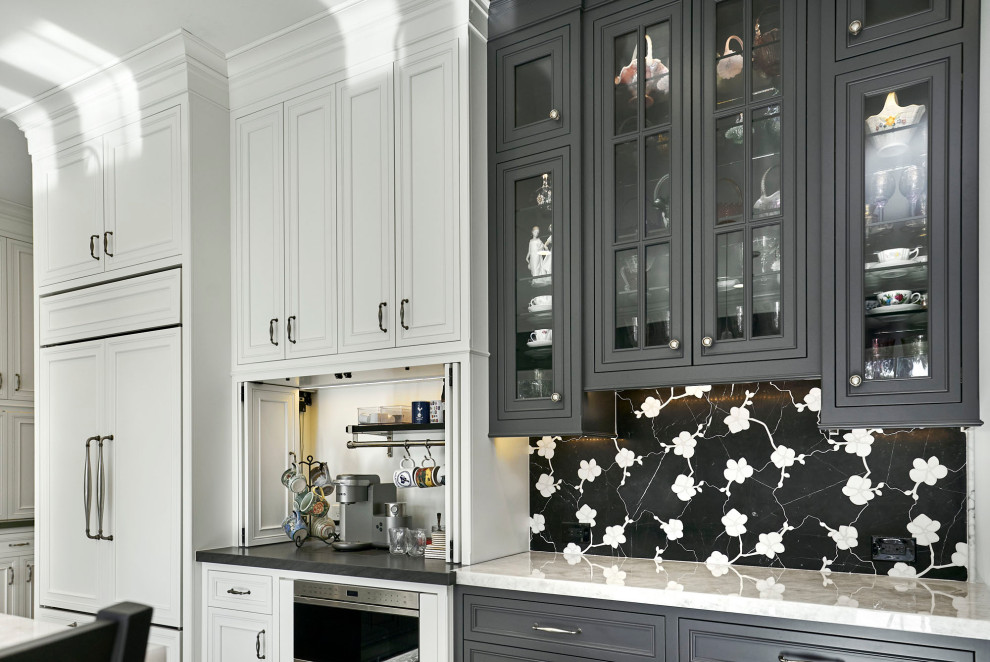 Klassisk inredning av ett stort vit vitt kök, med en rustik diskho, luckor med profilerade fronter, vita skåp, bänkskiva i onyx, vitt stänkskydd, integrerade vitvaror, ljust trägolv, flera köksöar och flerfärgat golv