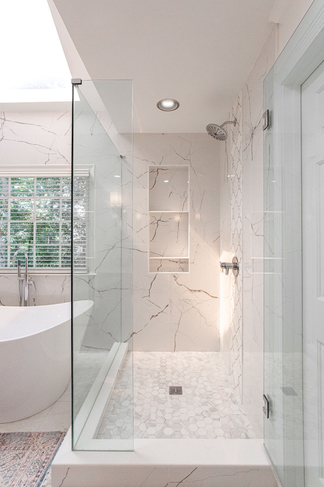 На фото: главная ванная комната среднего размера в классическом стиле с светлыми деревянными фасадами, отдельно стоящей ванной, столешницей из искусственного кварца и тумбой под одну раковину