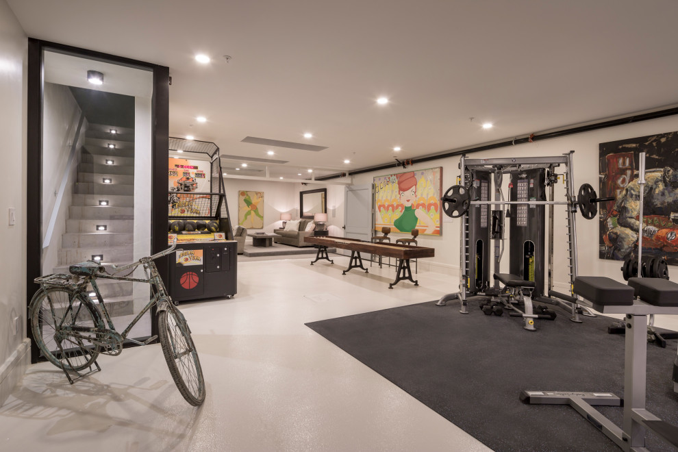 Multifunktionaler, Großer Moderner Fitnessraum mit weißer Wandfarbe, Betonboden, grauem Boden und gewölbter Decke in Los Angeles