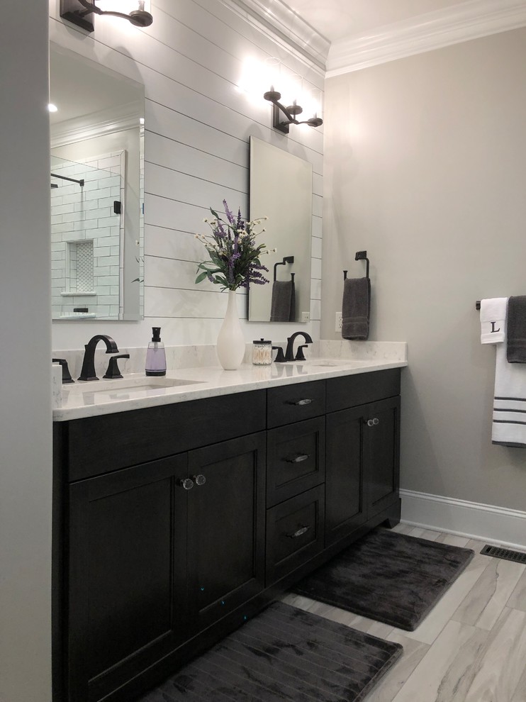 Mid-sized transitional home design photo
