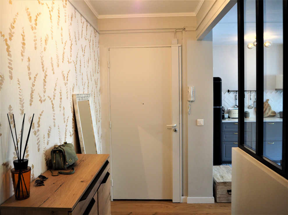 Идея дизайна: входная дверь среднего размера в современном стиле с серыми стенами, светлым паркетным полом, одностворчатой входной дверью, серой входной дверью и коричневым полом