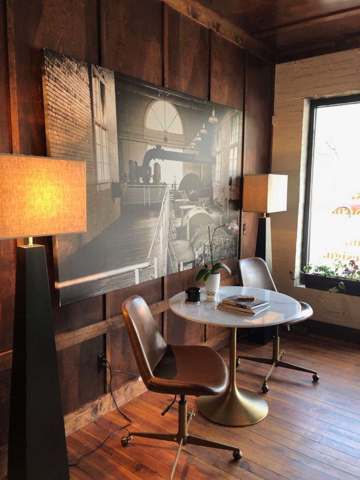 Cette photo montre un bureau éclectique de taille moyenne et de type studio avec un mur marron, parquet foncé, un bureau indépendant, un sol marron, un plafond en bois et un mur en parement de brique.