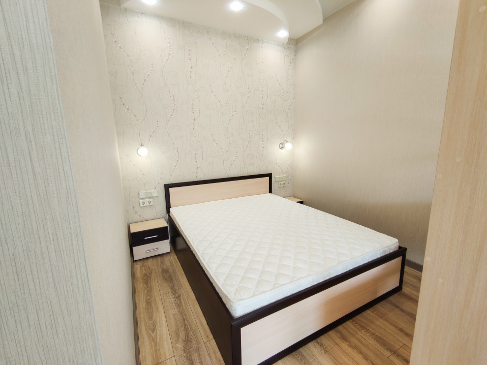 Modelo de dormitorio blanco y madera y blanco pequeño con paredes grises, suelo vinílico, suelo marrón, bandeja y papel pintado