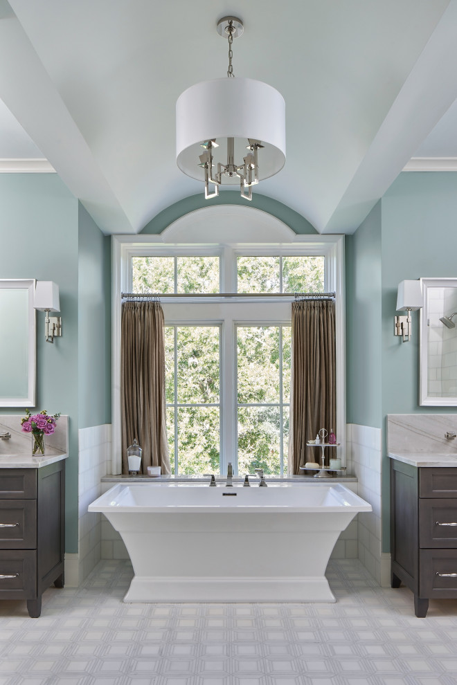 На фото: главная ванная комната среднего размера в стиле неоклассика (современная классика) с фасадами с утопленной филенкой, серыми фасадами, отдельно стоящей ванной, угловым душем, белой плиткой, мраморной плиткой, зелеными стенами, полом из мозаичной плитки, врезной раковиной, столешницей из кварцита, белым полом, душем с распашными дверями, серой столешницей, сиденьем для душа, тумбой под одну раковину, напольной тумбой, сводчатым потолком и панелями на стенах с