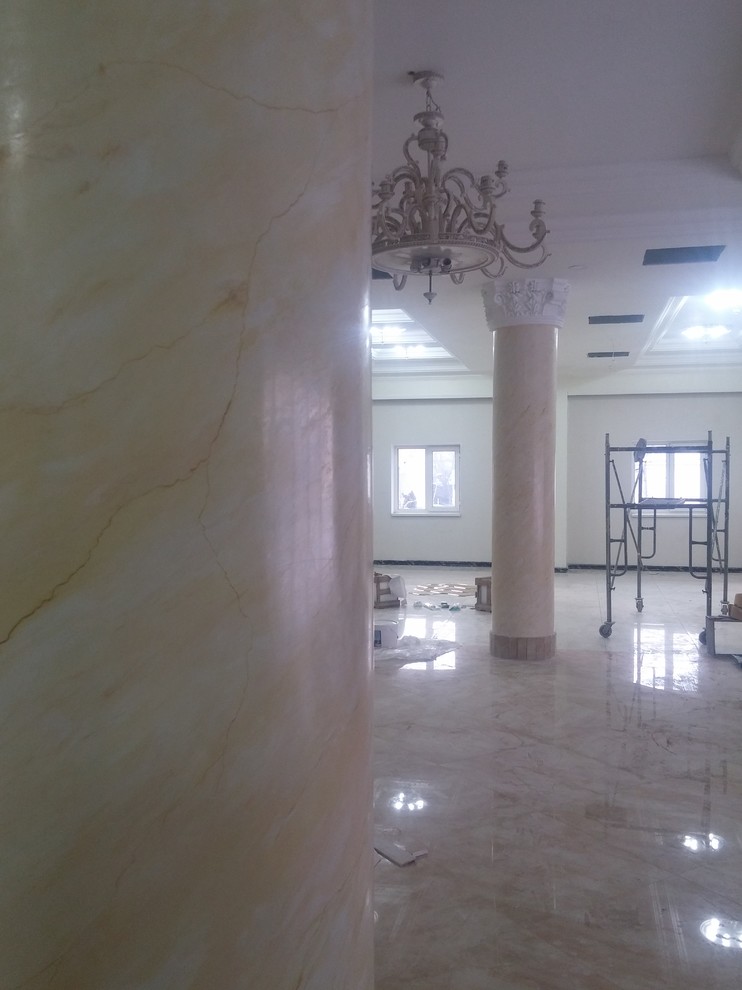 Отделка колонн венецианской штукатуркой, имитирующей мрамор