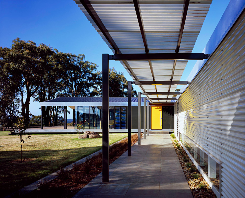 Large contemporary verandah in Melbourne.