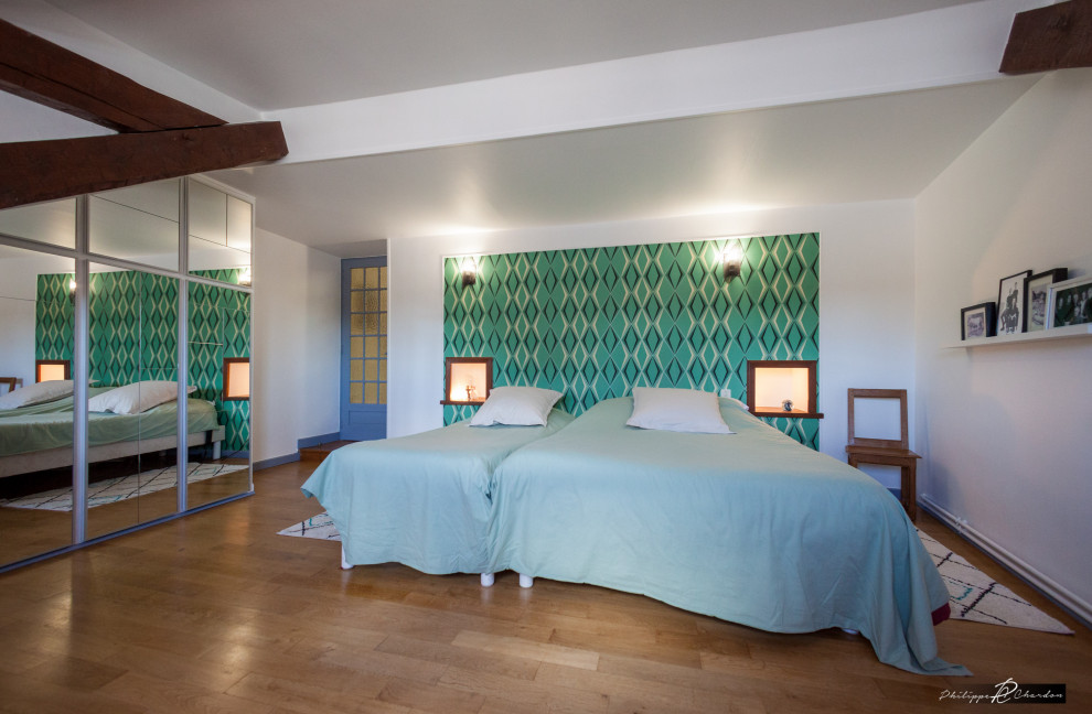 Diseño de dormitorio principal minimalista grande sin chimenea con paredes blancas, suelo de madera oscura, suelo marrón y vigas vistas