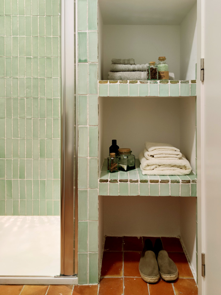 Medelhavsstil inredning av ett litet vit vitt badrum, med skåp i ljust trä, perrakottakakel, klinkergolv i terrakotta, ett fristående handfat, bänkskiva i kvarts och grön kakel