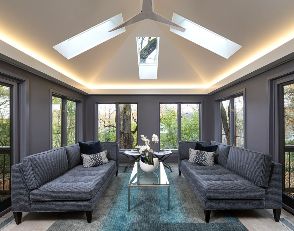 Imagen de galería minimalista con techo con claraboya y suelo beige