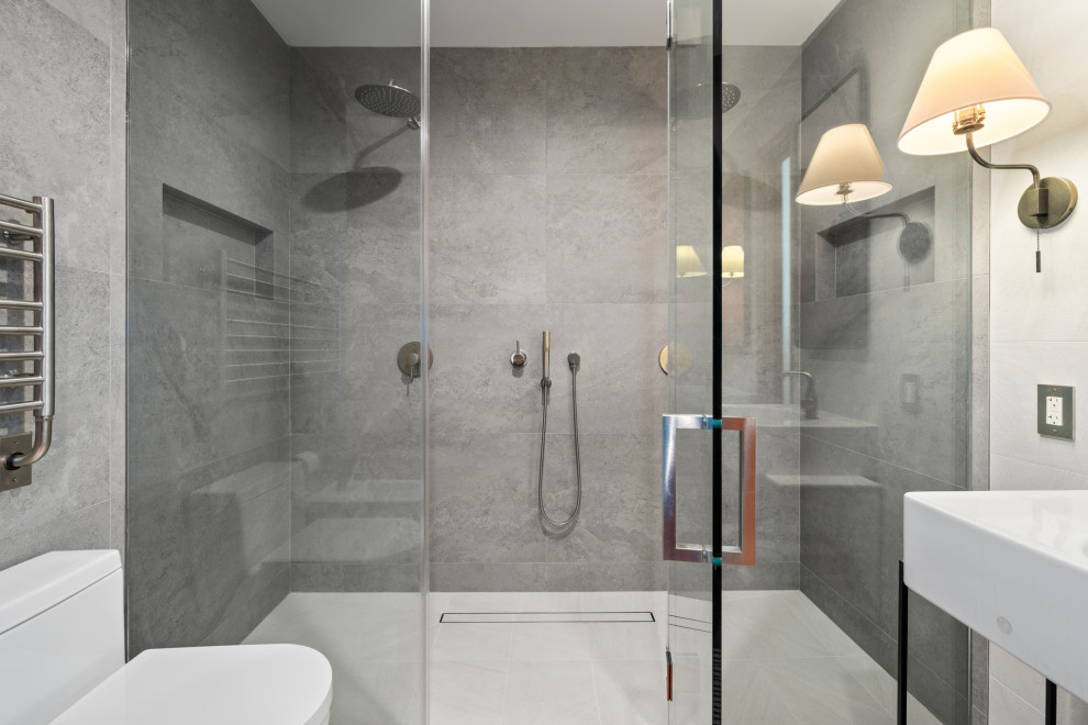 Пример оригинального дизайна: главная ванная комната среднего размера в стиле модернизм с открытыми фасадами, черными фасадами, двойным душем, унитазом-моноблоком, серой плиткой, цементной плиткой, красными стенами, полом из цементной плитки, настольной раковиной, стеклянной столешницей, красным полом, душем с распашными дверями, белой столешницей, нишей, тумбой под две раковины и встроенной тумбой