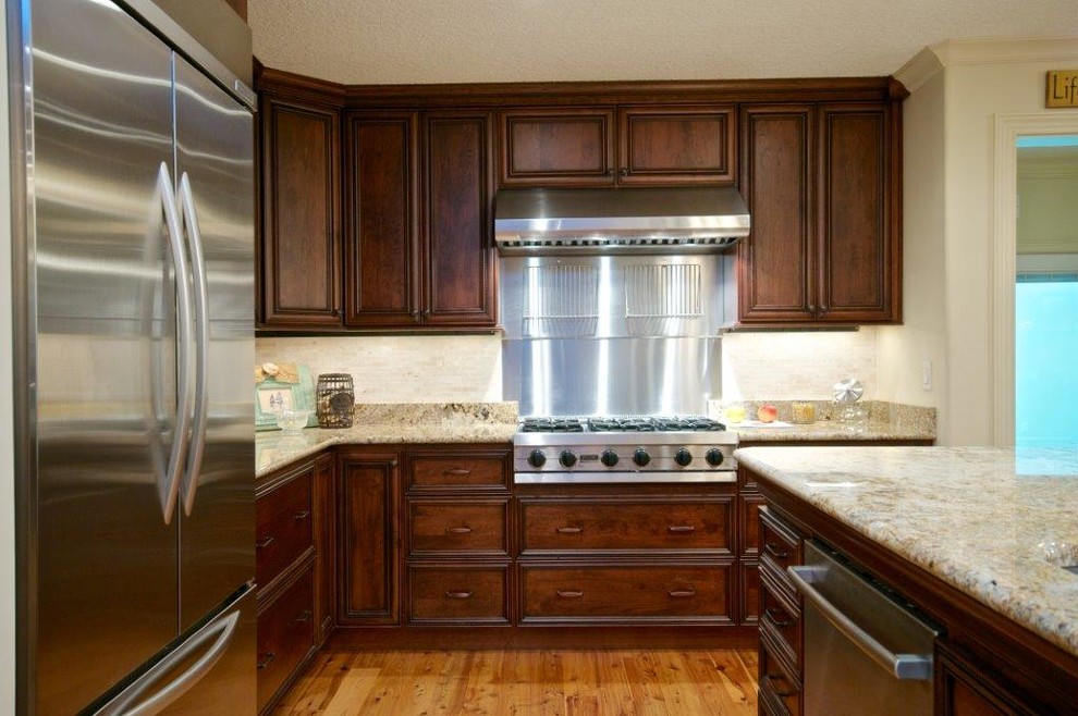 Kitchen - transitional kitchen idea in Jacksonville