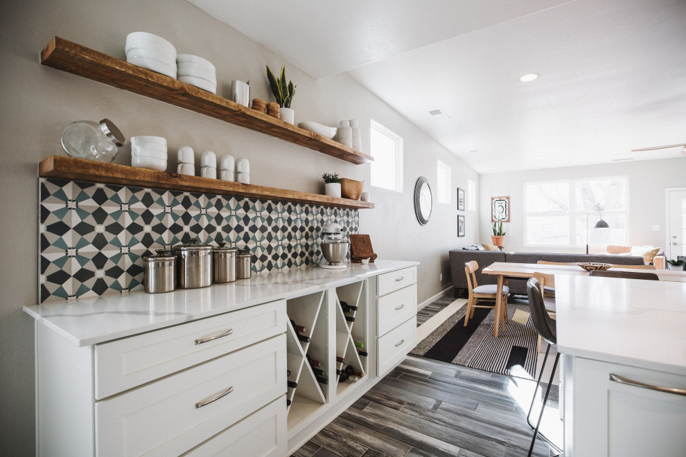 Источник вдохновения для домашнего уюта: большая кухня-столовая в современном стиле с белыми стенами, темным паркетным полом и серым полом