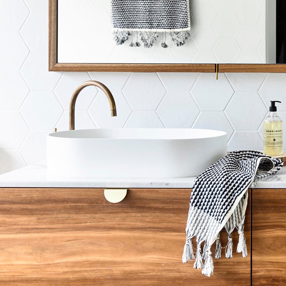 Design ideas for a contemporary bathroom in Geelong.