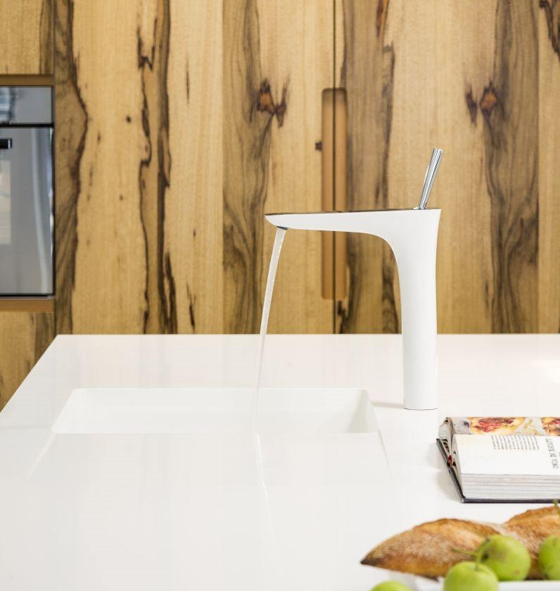 Geschlossene, Kleine Moderne Küche in L-Form mit flächenbündigen Schrankfronten, weißen Schränken und Kücheninsel in Melbourne