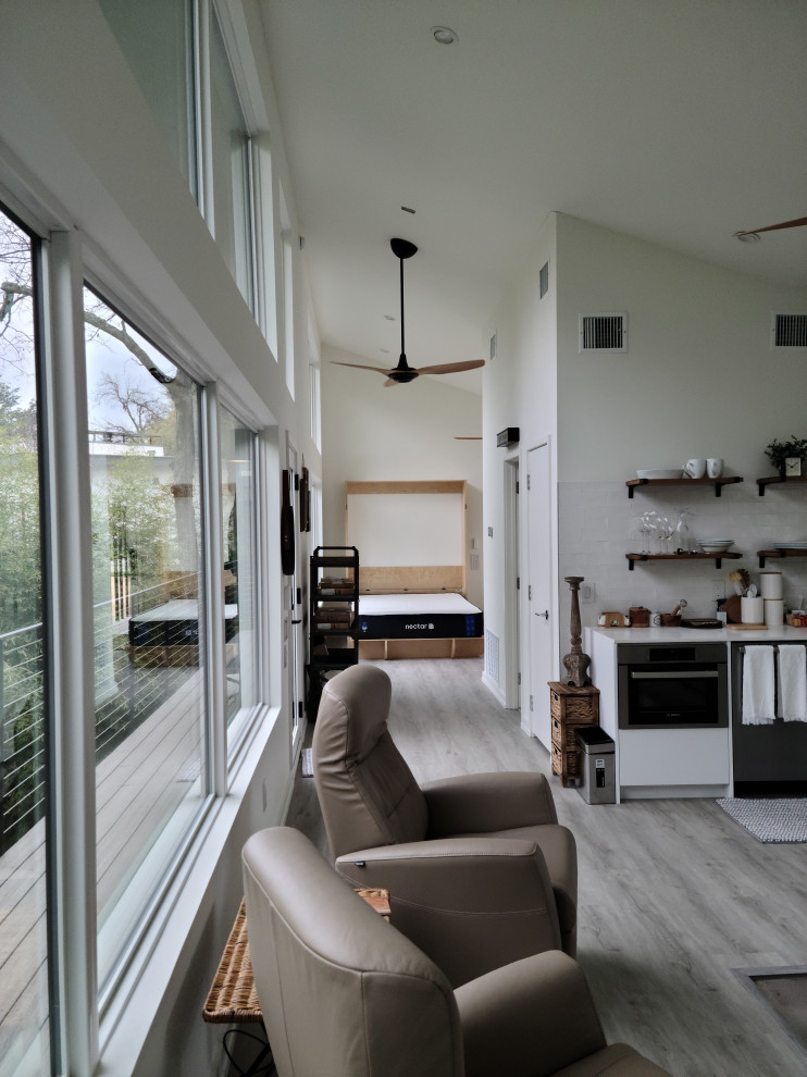 Источник вдохновения для домашнего уюта: коридор среднего размера в стиле ретро с белыми стенами, полом из ламината, серым полом и сводчатым потолком