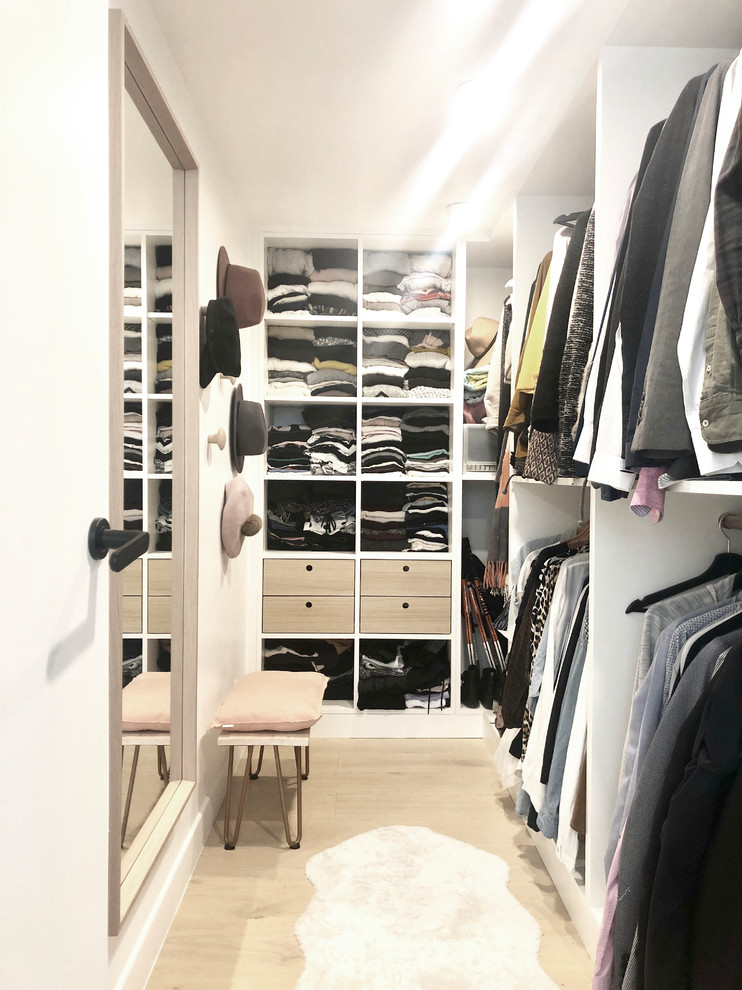 Inspiration for a scandinavian storage and wardrobe in Paris.
