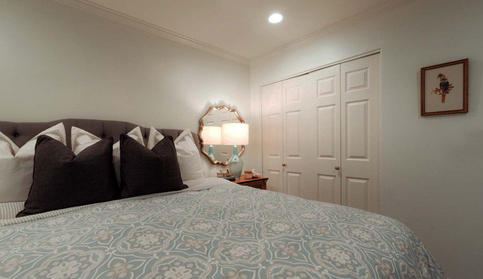 Mittelgroßes Modernes Schlafzimmer mit weißer Wandfarbe in Los Angeles