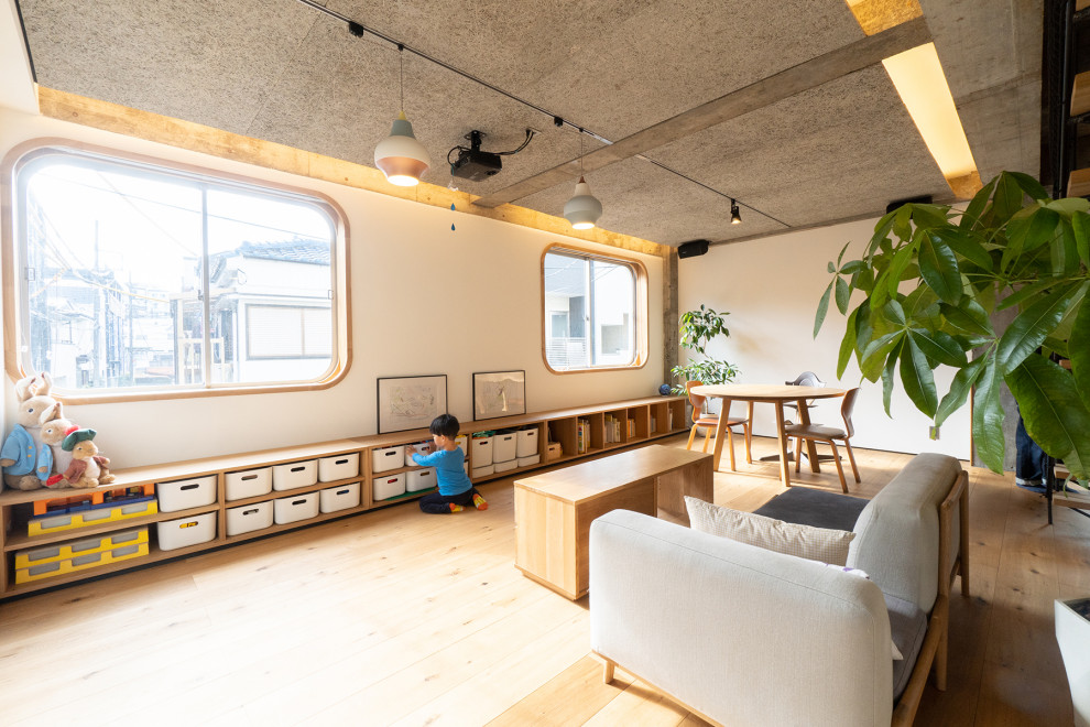 Example of a minimalist living room design in Tokyo Suburbs