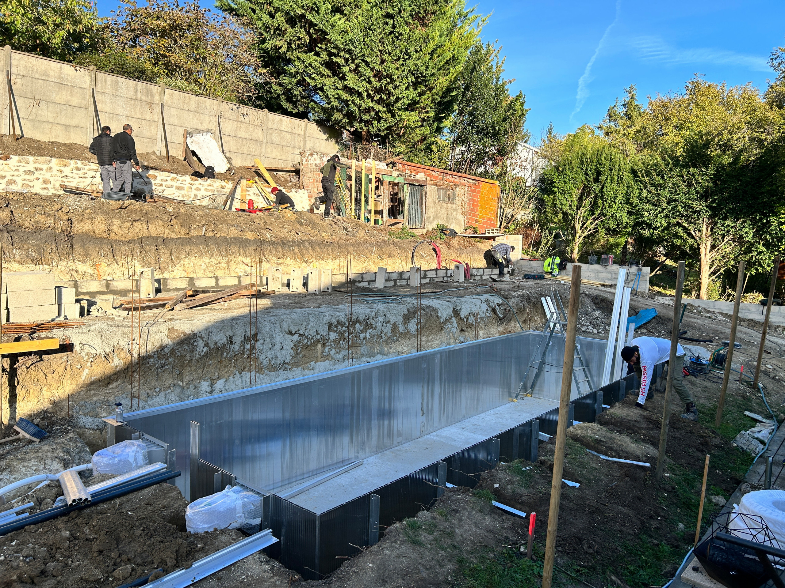 Un jardin en pente d'ambiance méditerranéenne