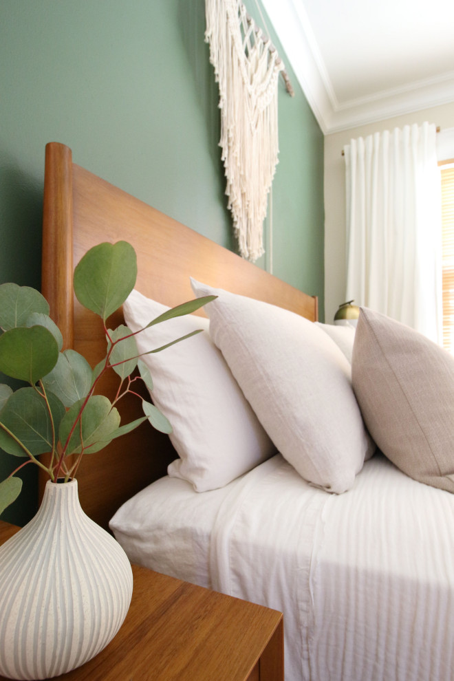 На фото: хозяйская спальня среднего размера в стиле ретро с зелеными стенами, паркетным полом среднего тона и коричневым полом