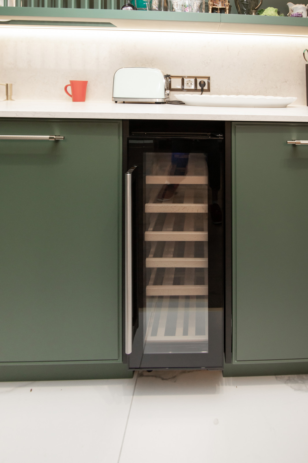 Стильная неоклассическая кухня в темно-изумрудном цвете