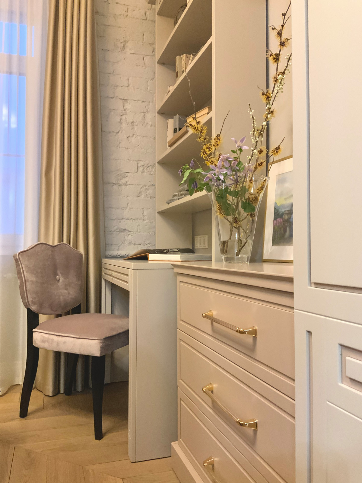 Фото серой спальни в классическом стиле