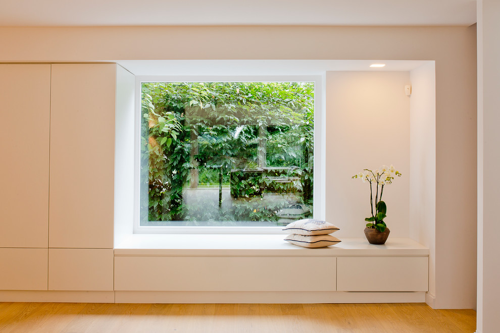 Mittelgroßer Moderner Flur mit weißer Wandfarbe und hellem Holzboden in Düsseldorf