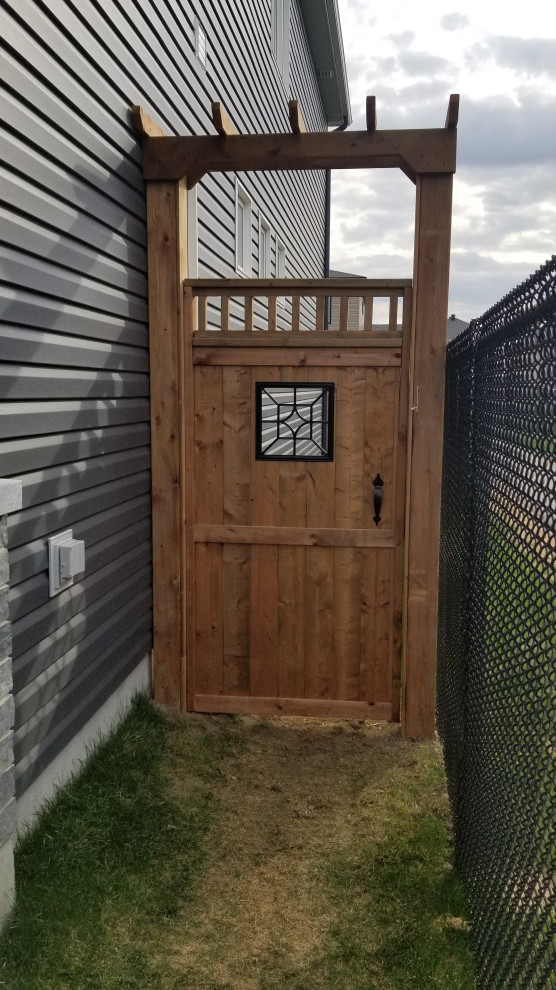 Esempio di un privacy in giardino minimalista di medie dimensioni e dietro casa con recinzione in legno